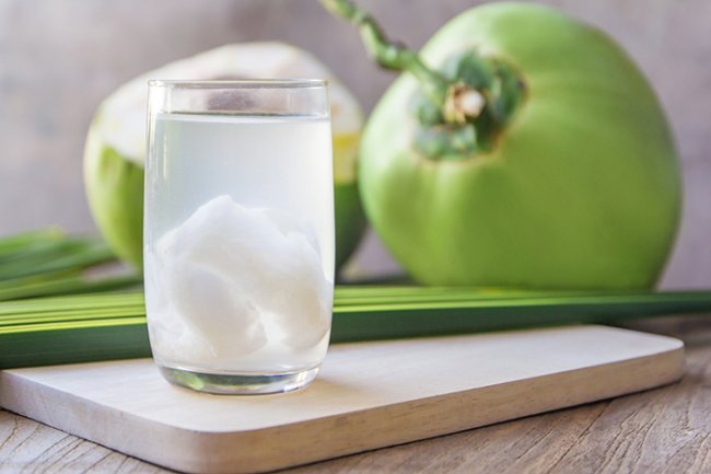 Sajian Segar: Air Kelapa sebagai Pendamping Nasi Padang