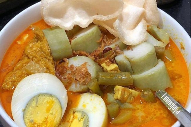 Serunya Menyantap Lontong Sayur Padang di Pagi Hari