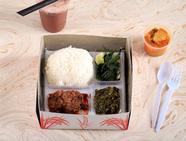 Rice Box Rendang: Cita Rasa Minang dalam Kotak