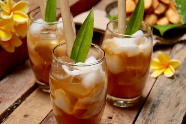 Es Kelapa Gula Aren: Minuman Tradisional yang Menyegarkan