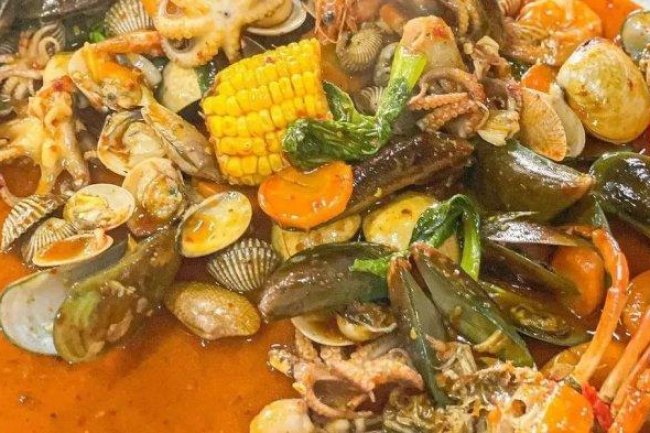 Mencicipi Nasi Padang Seafood dengan Beragam Pilihan Lauk yang Menggoda