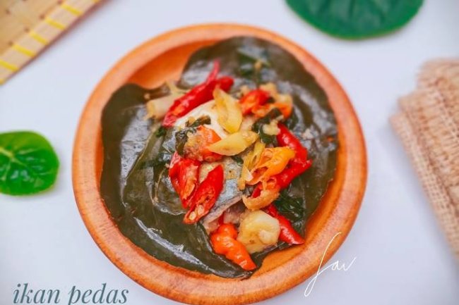 Ikan Pari Tumis Daun Mangkokan: Rasa Unik dari Dapur Rumah Makan Padang