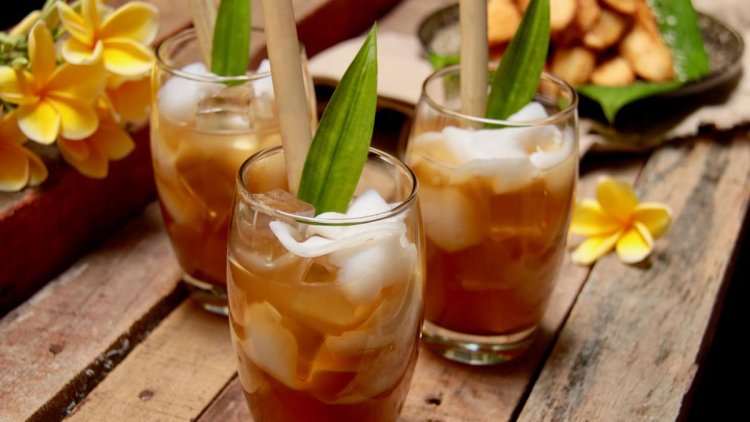 Es Kelapa Gula Aren: Minuman Tradisional yang Menyegarkan