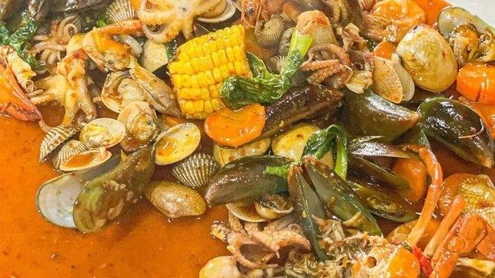 Mencicipi Nasi Padang Seafood dengan Beragam Pilihan Lauk yang Menggoda