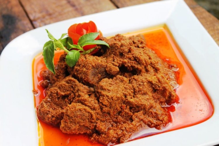 Rendang di Rumah Makan Padang: Warisan Kuliner yang Melegenda