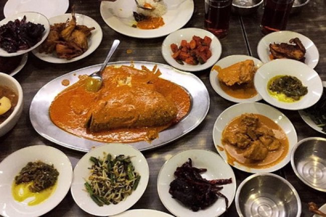 Paduan Gurih dan Pedas di Rumah Makan Padang Hits di Bandung