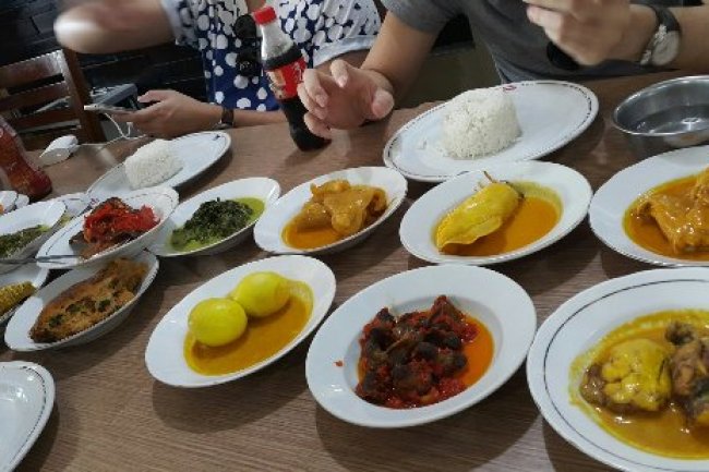 Mencari Nasi Padang Paling Autentik di Bandung? Coba Tempat Ini!