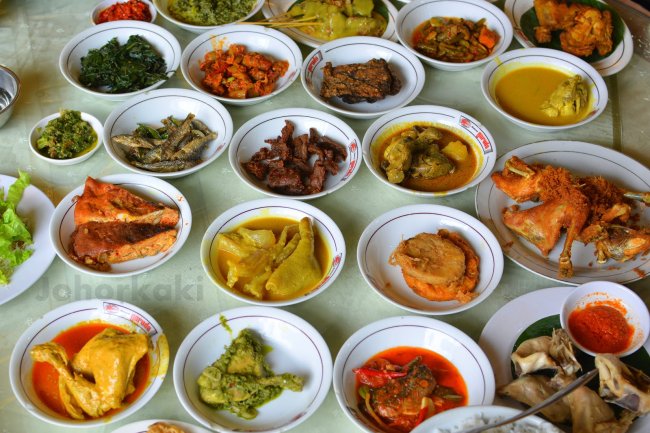 Menemukan Gulai Tunjang Terbaik di Rumah Makan Padang Bandung