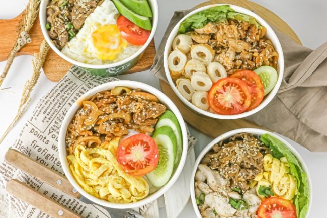 Rice Box Bistik Ayam dengan Kentang dan Nasi