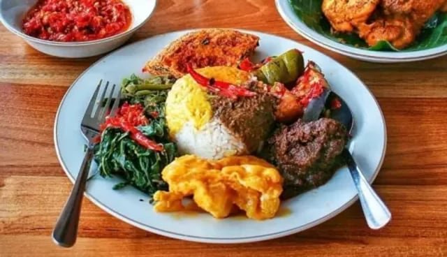 Rumah Makan Padang yang Cocok untuk Makan Siang Keluarga di Bandung