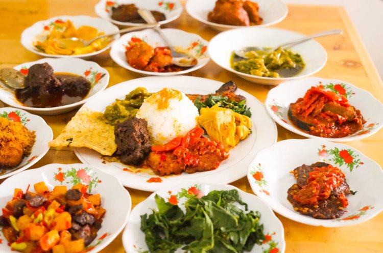 Menikmati Nasi Padang dengan Pemandangan Alam Bandung