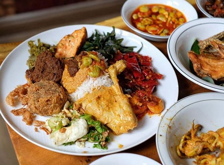 Serunya Makan di Rumah Makan Padang dengan Suasana Tradisional Minang di Bandung