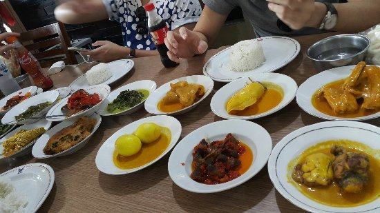 Mencari Nasi Padang Paling Autentik di Bandung? Coba Tempat Ini!