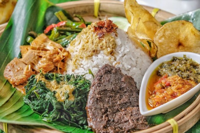 Paket Nasi Padang untuk Acara Outdoor: Praktis dan Mengenyangkan