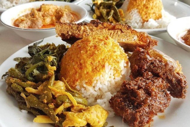 Paket Nasi Padang Pilihan untuk Acara Tahunan Keluarga