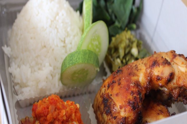 Paket Padang Lengkap: Rendang, Ayam, dan Telur Balado