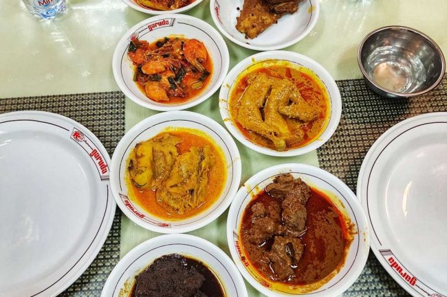 Menawarkan Makanan Padang Otentik dalam Box Catering untuk Acara Anda