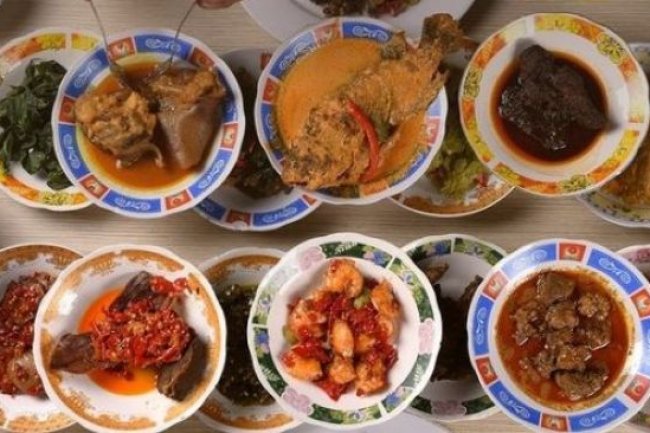 Menyajikan Box Catering Padang dalam Acara Komunitas dan Sosial