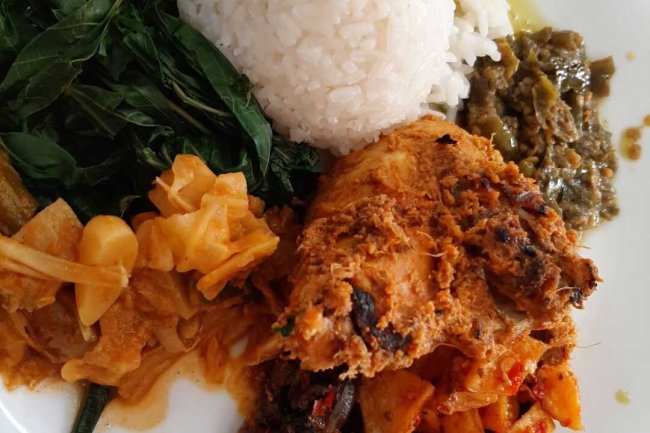 Tips Menikmati Paket Nasi Padang dengan Cara Tradisional