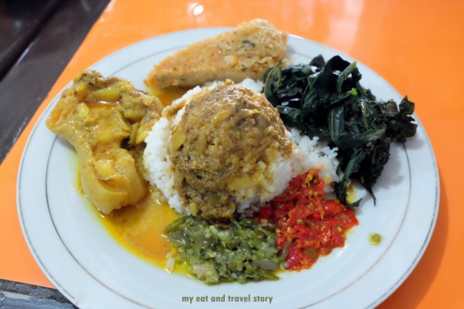 Membandingkan Paket Nasi Padang Tradisional dan Modern