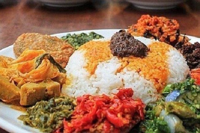 Paket Nasi Padang Jumbo: Pilihan Tepat untuk Porsi Besar