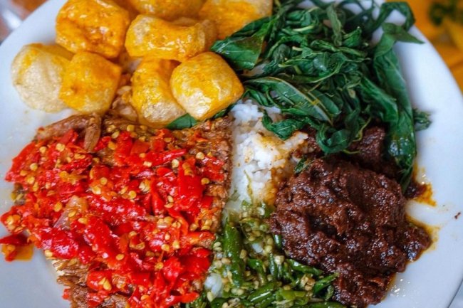Eksplorasi Rasa: Paket Nasi Padang dengan Lauk Khas Nusantara