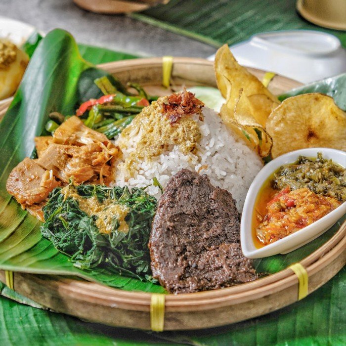 Paket Nasi Padang untuk Acara Outdoor: Praktis dan Mengenyangkan