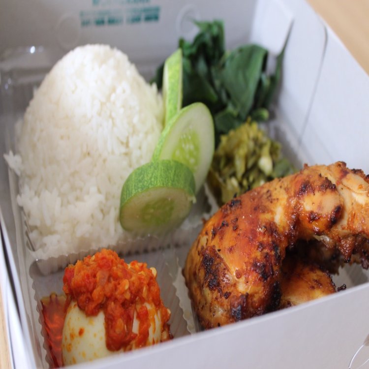 Paket Padang Lengkap: Rendang, Ayam, dan Telur Balado