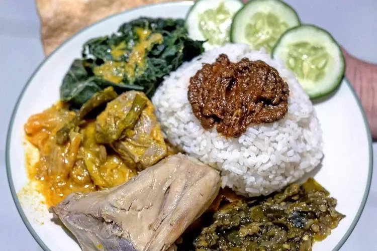 Paket Nasi Padang Favorit: Dari Rendang hingga Ayam Pop yang Menggoyang Lidah