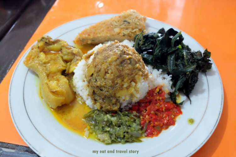 Membandingkan Paket Nasi Padang Tradisional dan Modern