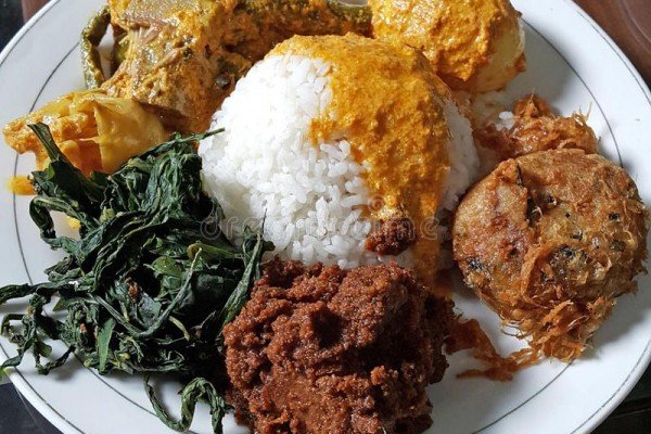 Rendang dalam Paket Nasi Padang: Primadona di Meja Makan Anda