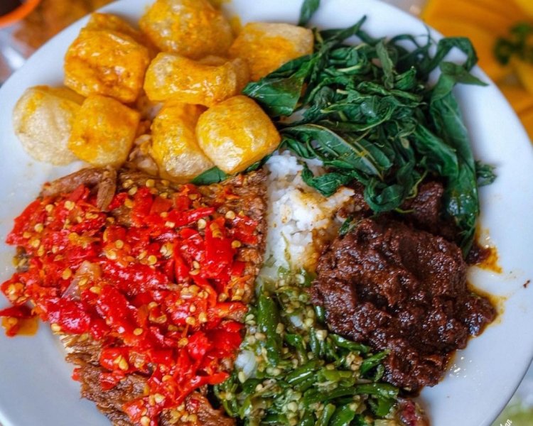 Eksplorasi Rasa: Paket Nasi Padang dengan Lauk Khas Nusantara