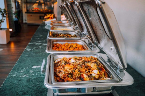 Hidangan Masakan Padang dalam Gaya Buffet Modern