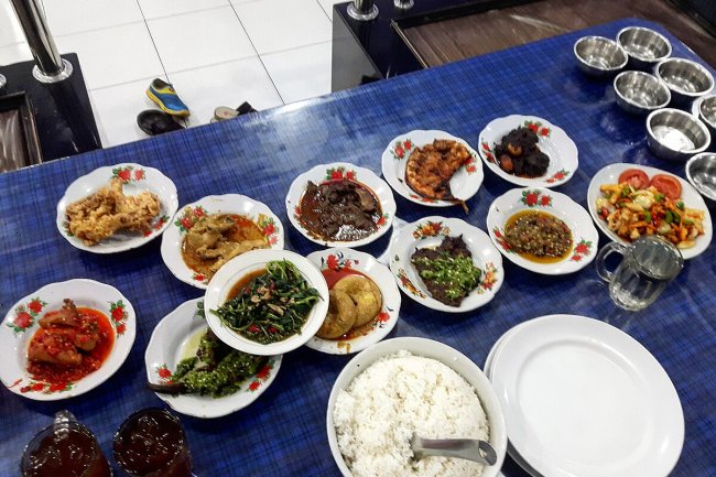 Sensasi Nasi Padang dalam Paket Hemat, Tetap Kaya Rasa!