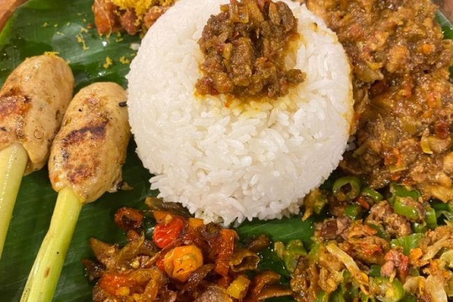 Nasi Campur Bali: Rasa Autentik yang Menggoda Selera