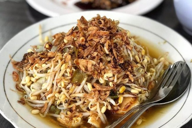 Lontong Balap: Menggali Keunikan Rasa Makanan Surabaya