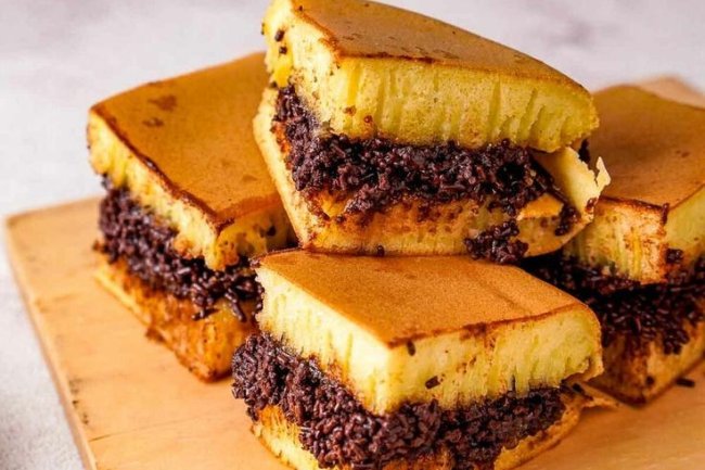 Martabak Manis: Perpaduan Rasa yang Menggoda Lidah