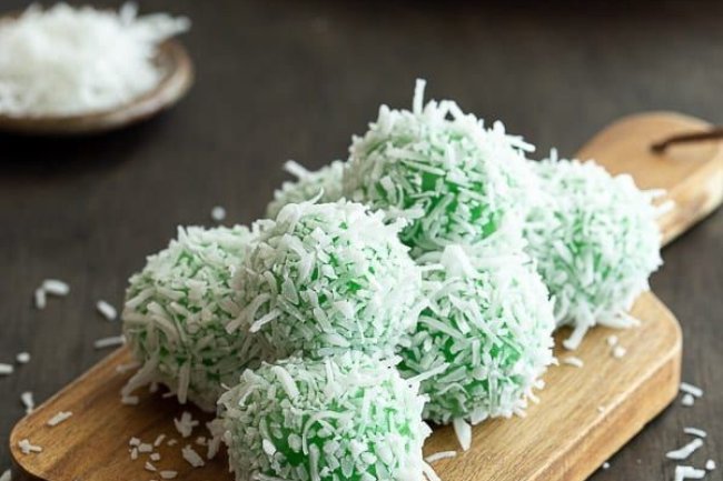 Klepon: Manis dan Kenyalnya Tradisi Makanan Kecil Indonesia
