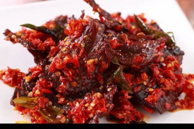 Variasi Sambal dalam Paket Hemat Nasi Padang: Mana yang Paling Enak?