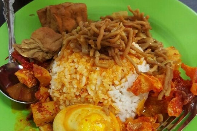 Fenomena Paket Hemat Nasi Padang di Media Sosial