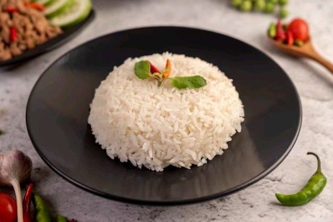 Mengapa Makanan Khas Indonesia Sering Disajikan dengan Nasi?
