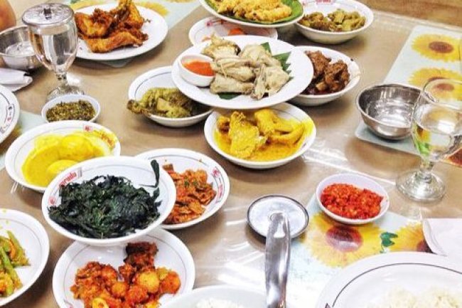 Tips Mengombinasikan Paket Hemat Nasi Padang dengan Diet Sehat