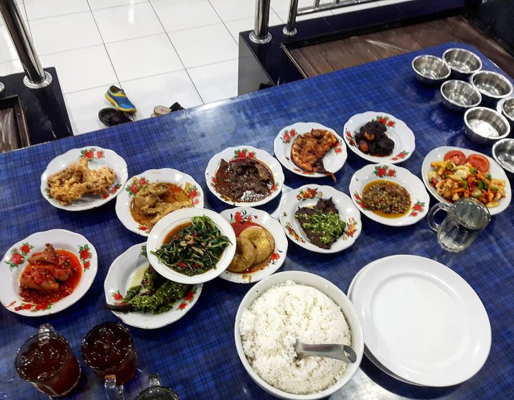 Sensasi Nasi Padang dalam Paket Hemat, Tetap Kaya Rasa!