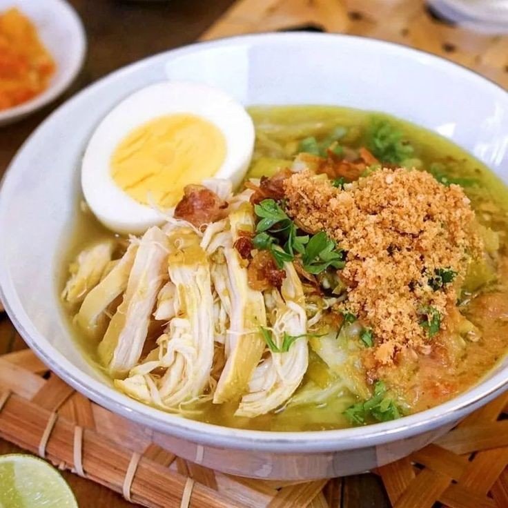 Soto Lamongan: Sup Khas Lamongan yang Kaya Bumbu dan Lezat