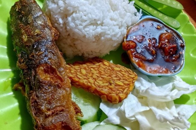 Pecel Lele: Makanan Khas Indonesia yang Mengandung Protein Tinggi