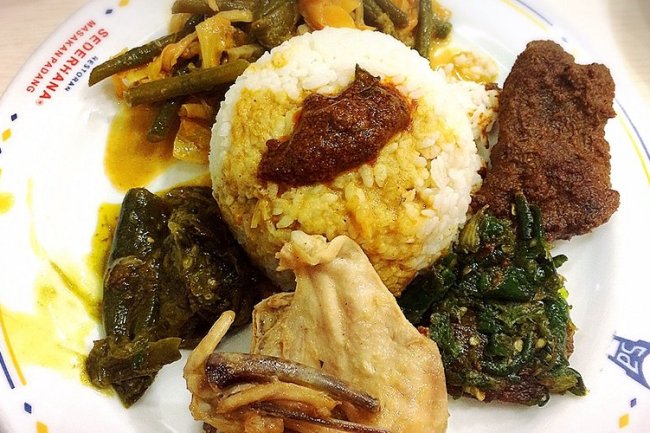 Paket Hemat Nasi Padang dengan Sentuhan Western: Kombinasi yang Aneh?