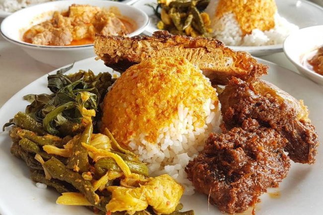 Catering Nasi Padang: Pilihan Favorit Karyawan Pabrik