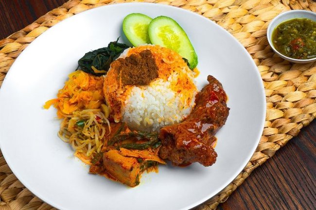 Faktor yang Harus Dipertimbangkan Saat Memilih Catering Nasi Padang untuk Pabrik