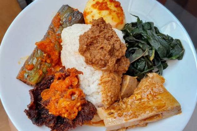 Catering Nasi Padang: Solusi Makan Siang Praktis untuk Karyawan Pabrik