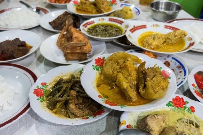 Catering Nasi Padang untuk Pabrik: Solusi Makanan Enak dan Bergizi